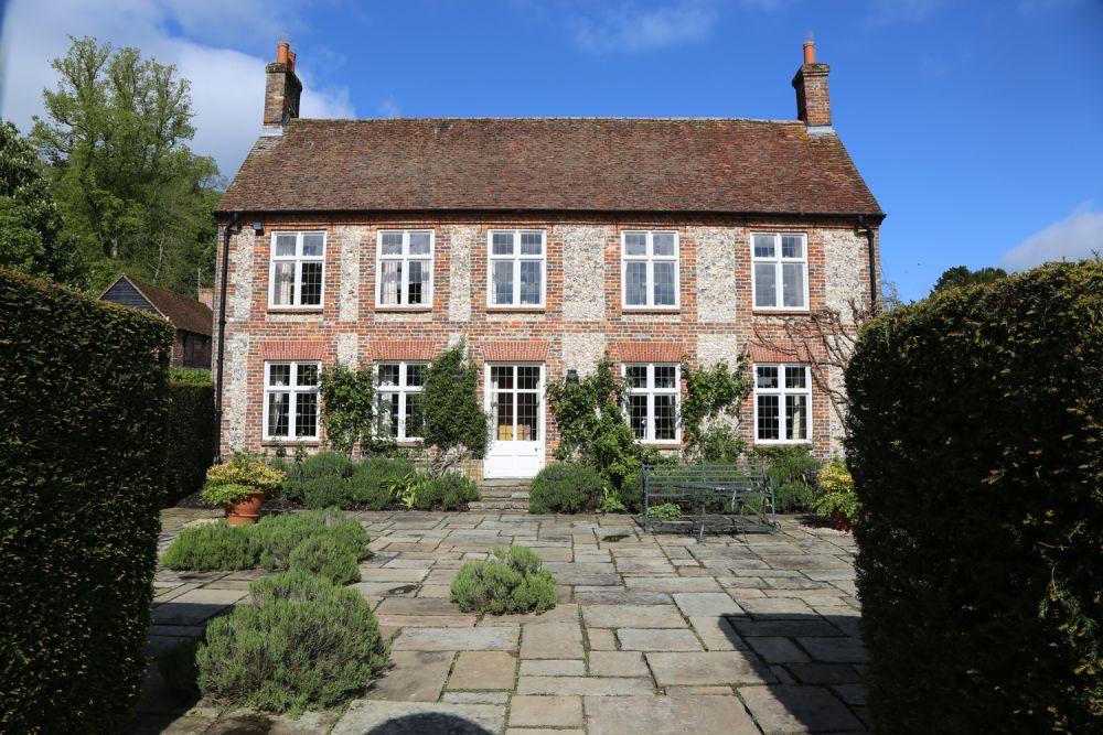 A stunning  estate for film and photoshoot location (Stokenchurch, Buckinghamshire)