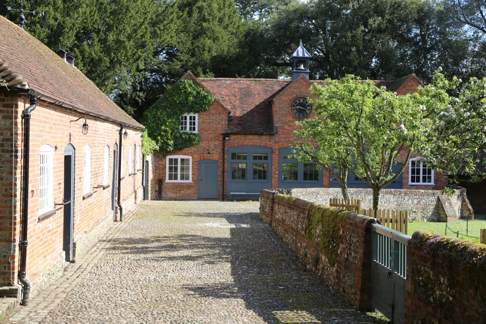 A stunning  estate for film and photoshoot location (Stokenchurch, Buckinghamshire)