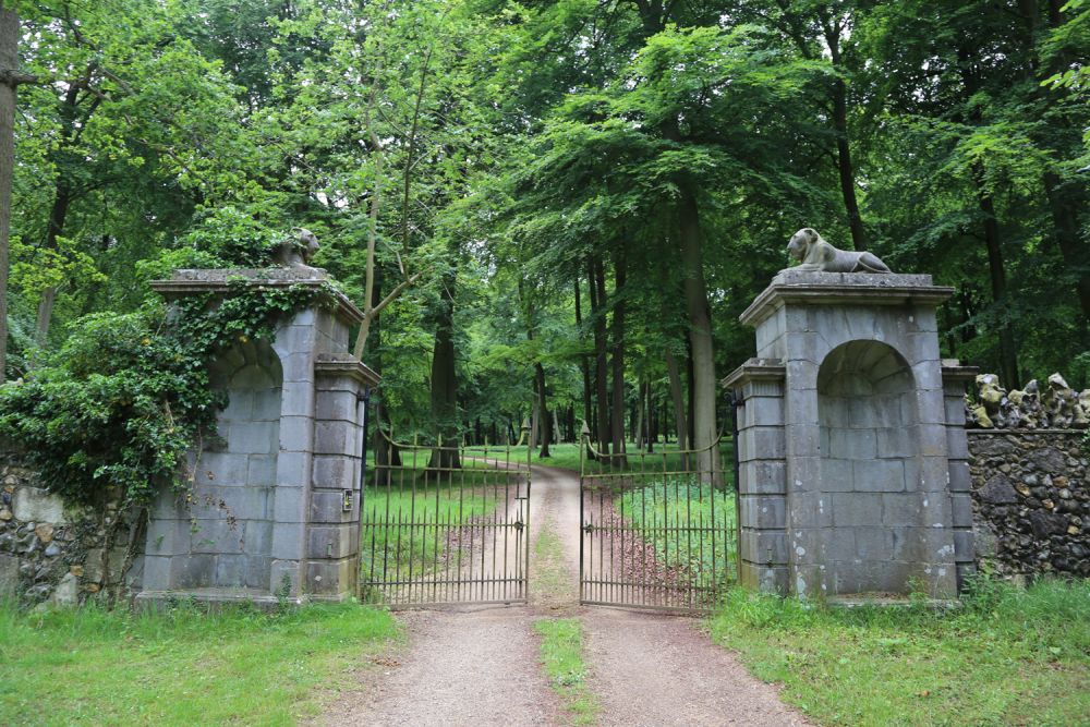 A stunning  estate for film and photoshoot location (Stokenchurch, Buckinghamshire)