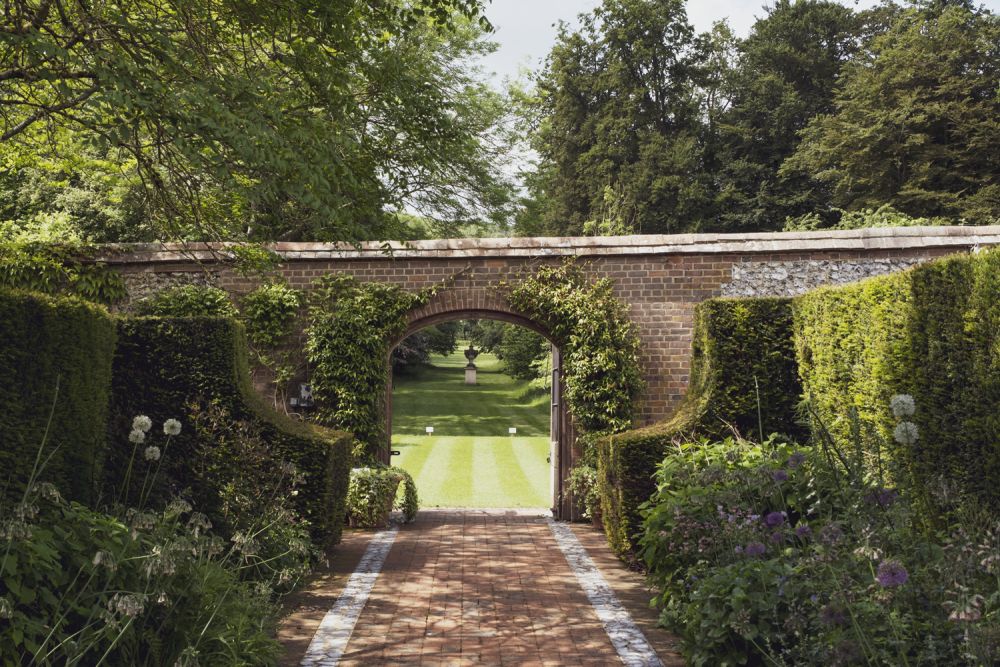 A stunning  estate for film and photoshoot location (Stokenchurch, Buckinghamshire)