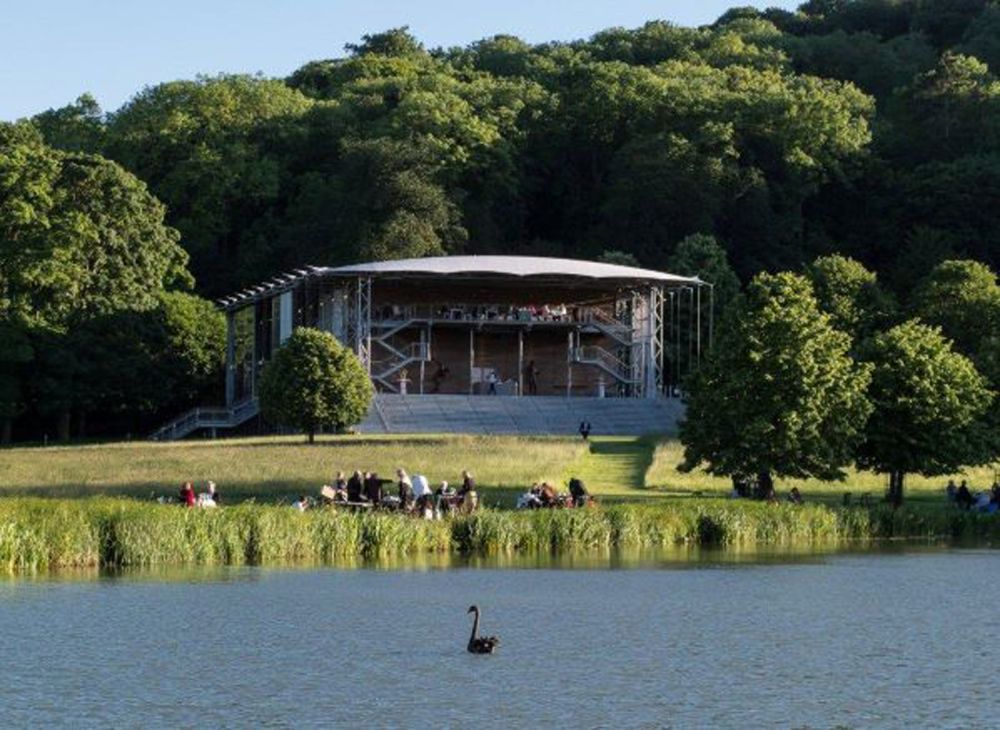 A stunning  estate for film and photoshoot location (Stokenchurch, Buckinghamshire)