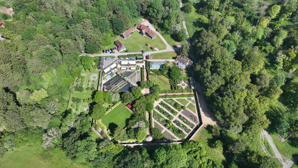 A stunning  estate for film and photoshoot location (Stokenchurch, Buckinghamshire)