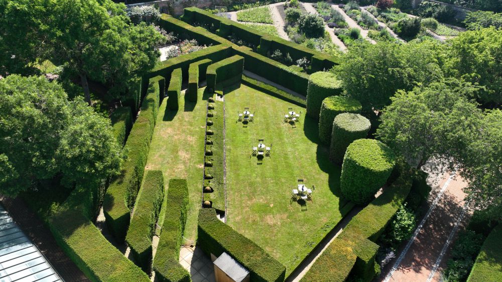 A stunning  estate for film and photoshoot location (Stokenchurch, Buckinghamshire)