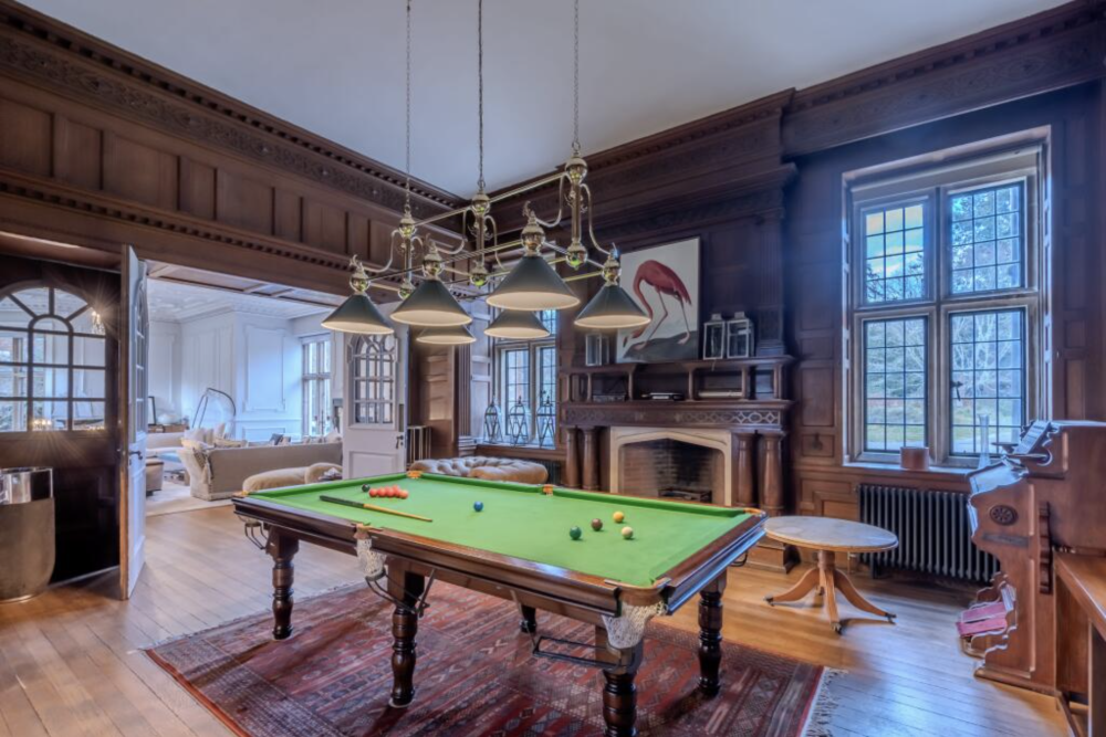 Unoccupied Victorian manor house (Petersfield, Hampshire)