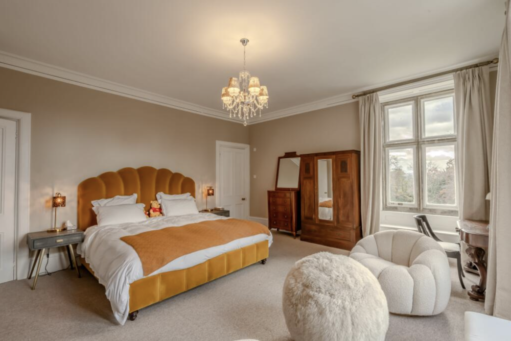 Unoccupied Victorian manor house (Petersfield, Hampshire)