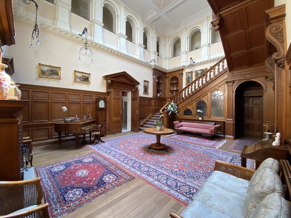 Stunning manor house with an unique swimming pool for film, shoot location hire (Hemel Hempstead, Hertfordshire)