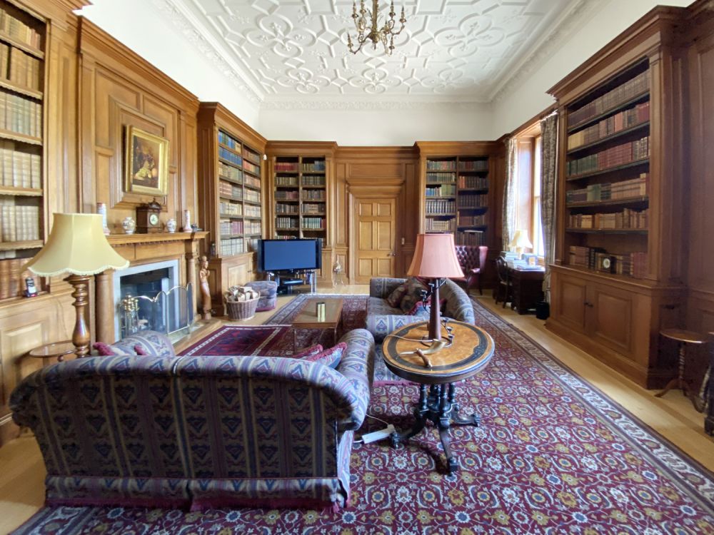 Stunning manor house with an unique swimming pool for film, shoot location hire (Hemel Hempstead, Hertfordshire)