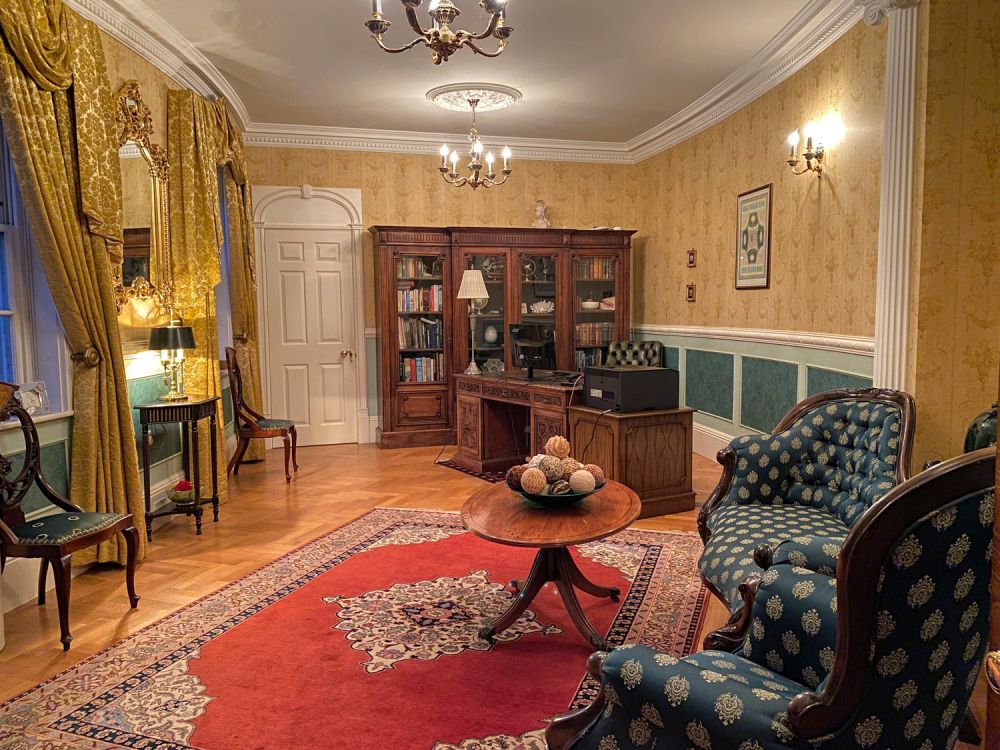 Stunning manor house with an unique swimming pool for film, shoot location hire (Hemel Hempstead, Hertfordshire)