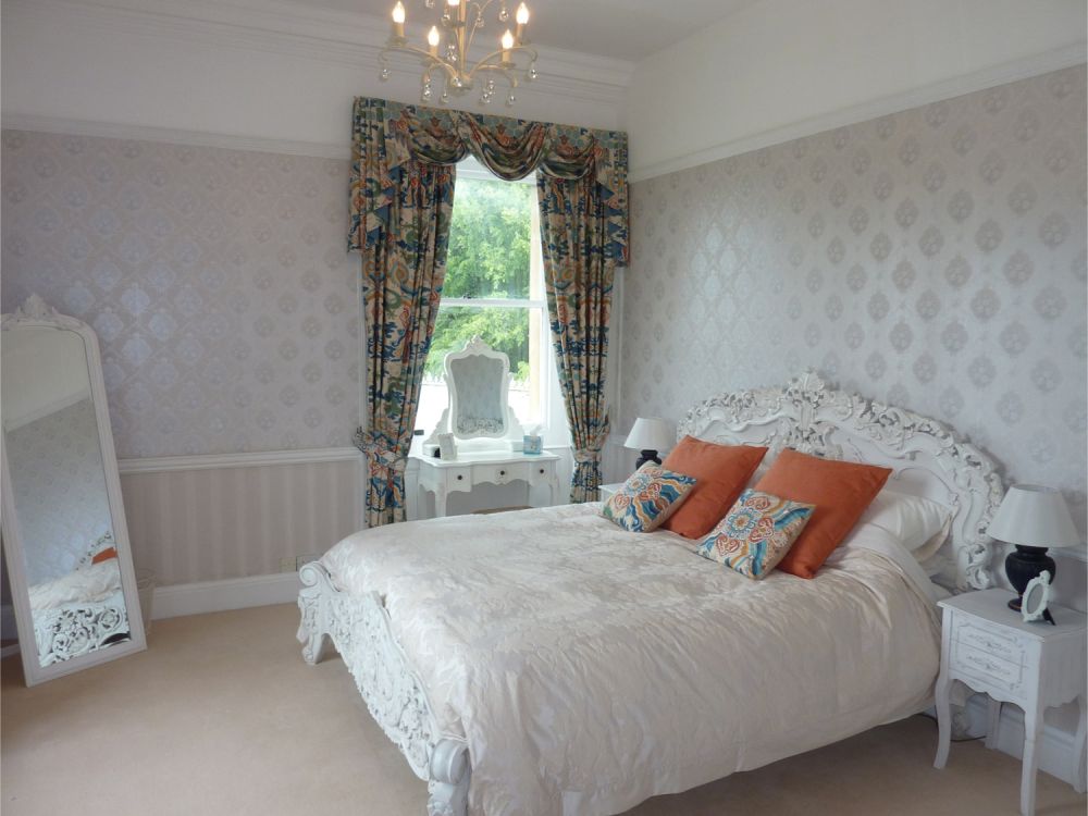 Stunning manor house with an unique swimming pool for film, shoot location hire (Hemel Hempstead, Hertfordshire)