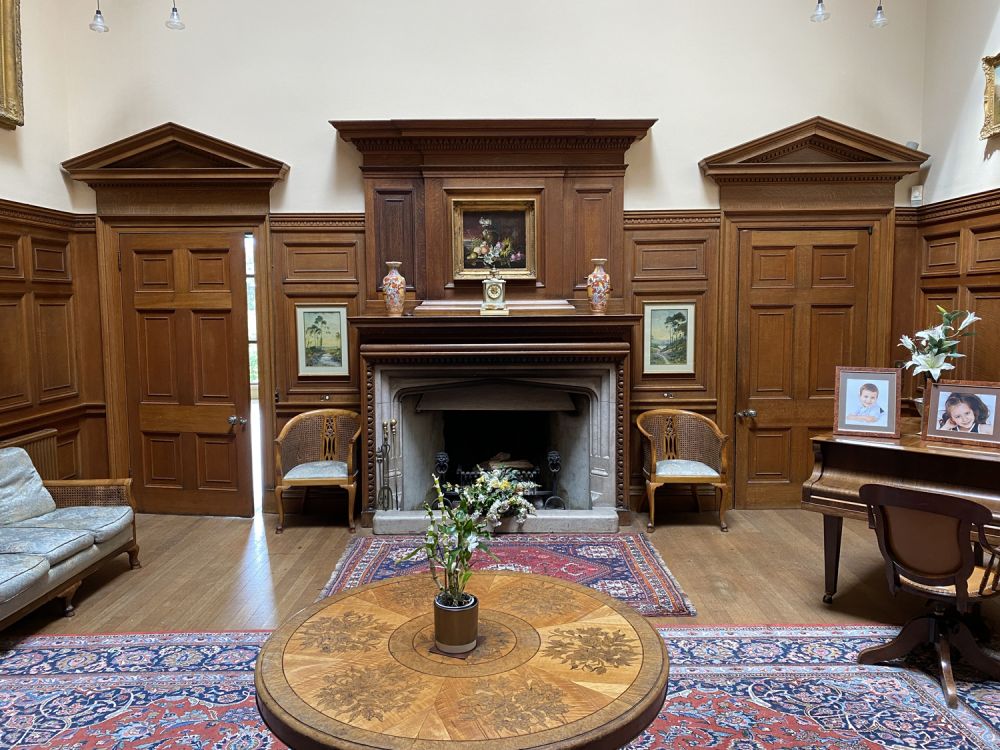 Stunning manor house with an unique swimming pool for film, shoot location hire (Hemel Hempstead, Hertfordshire)