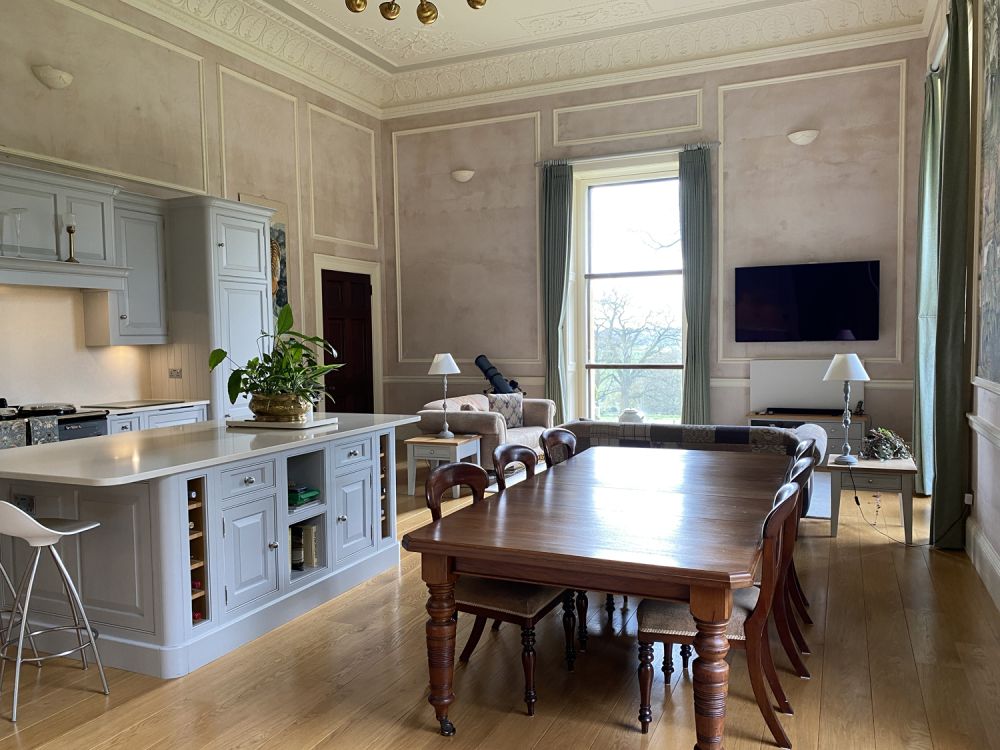 Stunning manor house with an unique swimming pool for film, shoot location hire (Hemel Hempstead, Hertfordshire)