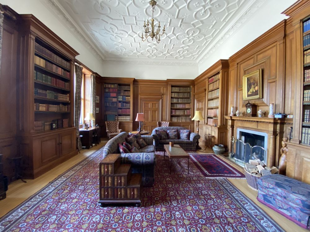 Stunning manor house with an unique swimming pool for film, shoot location hire (Hemel Hempstead, Hertfordshire)