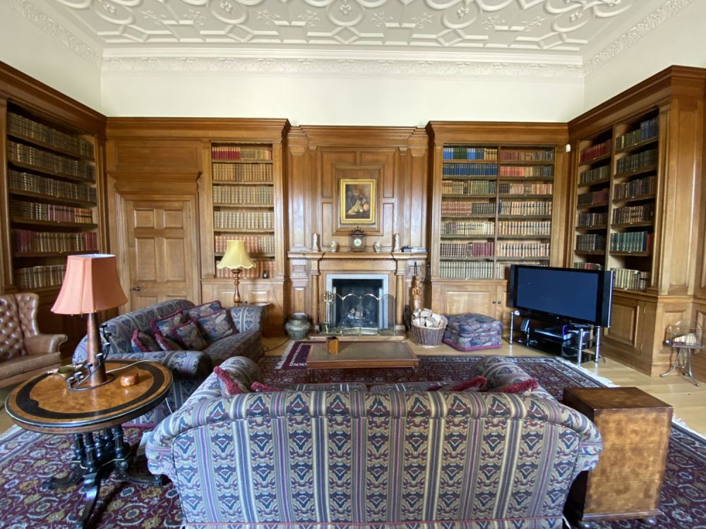 Stunning manor house with an unique swimming pool for film, shoot location hire (Hemel Hempstead, Hertfordshire)