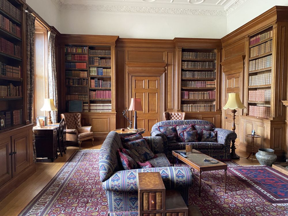 Stunning manor house with an unique swimming pool for film, shoot location hire (Hemel Hempstead, Hertfordshire)