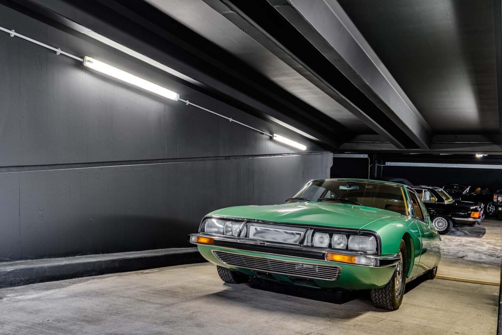 Classic car showroom for film and photoshoot hire (Brentford, London)