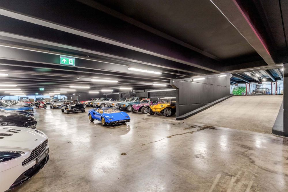 Classic car showroom for film and photoshoot hire (Brentford, London)