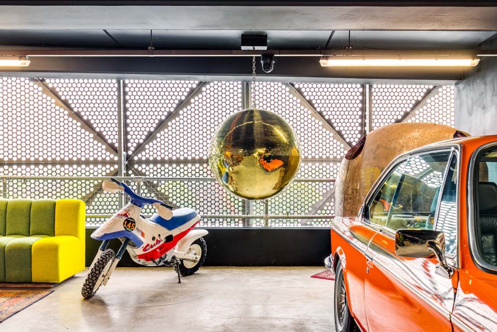 Classic car showroom for film and photoshoot hire (Brentford, London)