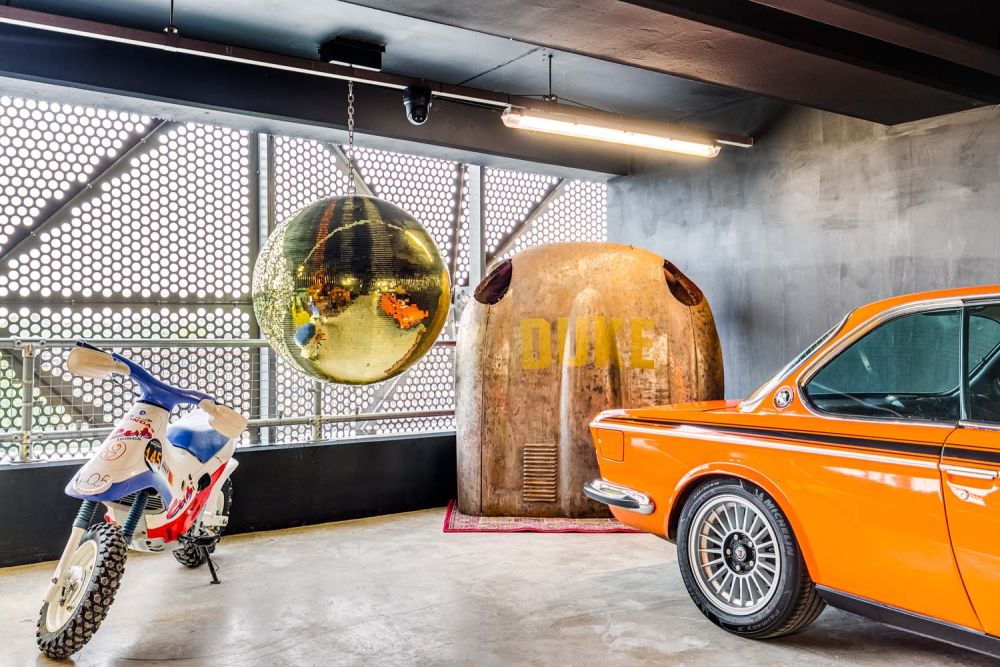 Classic car showroom for film and photoshoot hire (Brentford, London)
