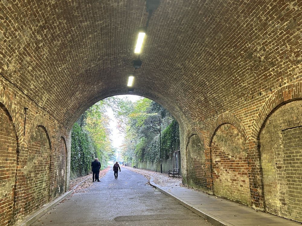 Pedestrianised controllable road with a long tunnel (Reigate, Surrey)