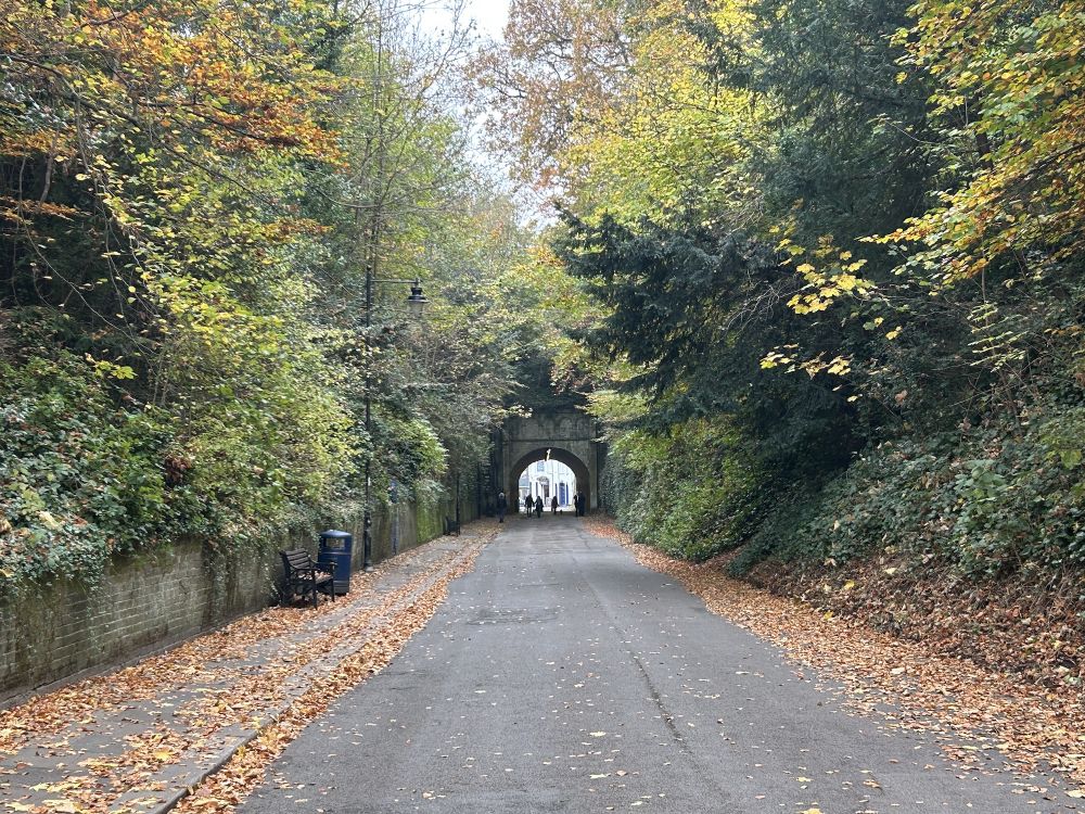 Pedestrianised controllable road with a long tunnel (Reigate, Surrey)