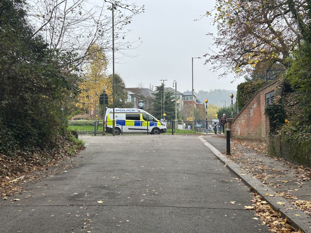 Pedestrianised controllable road with a long tunnel (Reigate, Surrey)