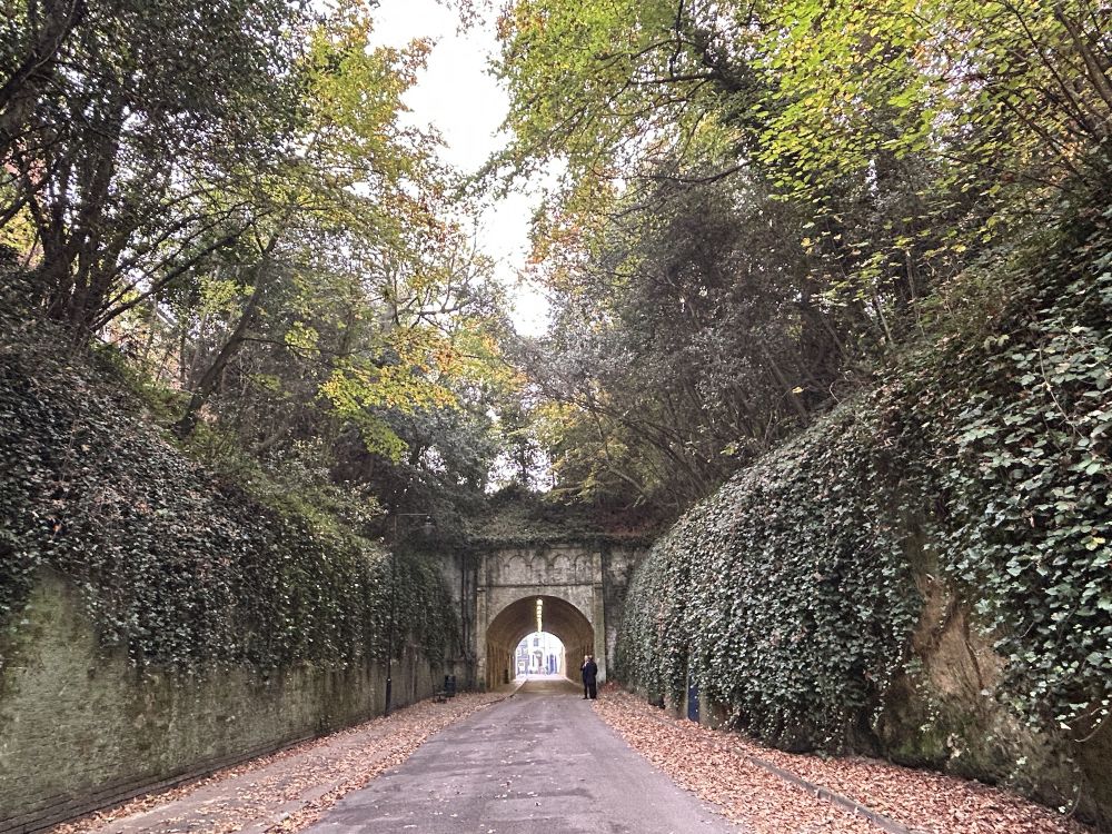 Pedestrianised controllable road with a long tunnel (Reigate, Surrey)