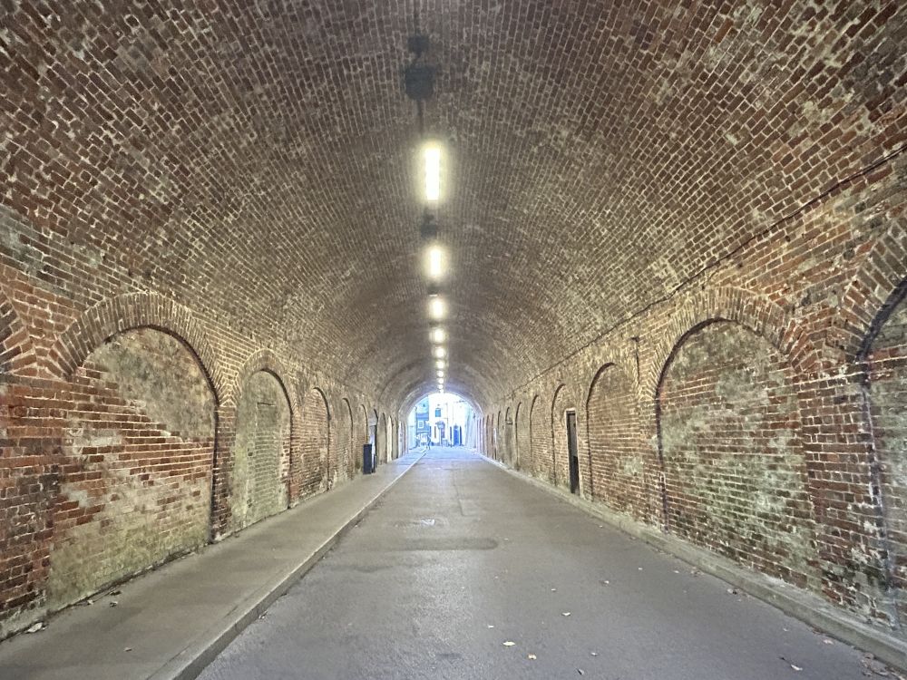 Pedestrianised controllable road with a long tunnel (Reigate, Surrey)