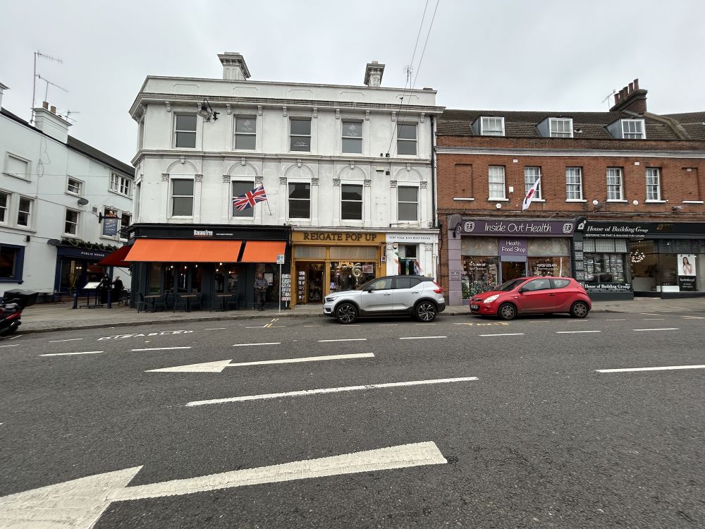 Pedestrianised controllable road with a long tunnel (Reigate, Surrey)