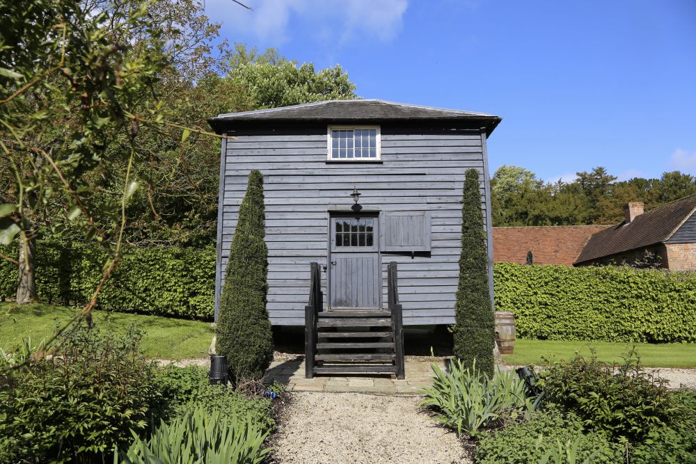 Charming Barn with rustic, wood-panelled interiors