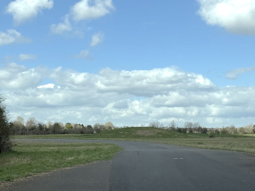 2.5km long rowing lake with  controllable roads. (Berkshire, UK)