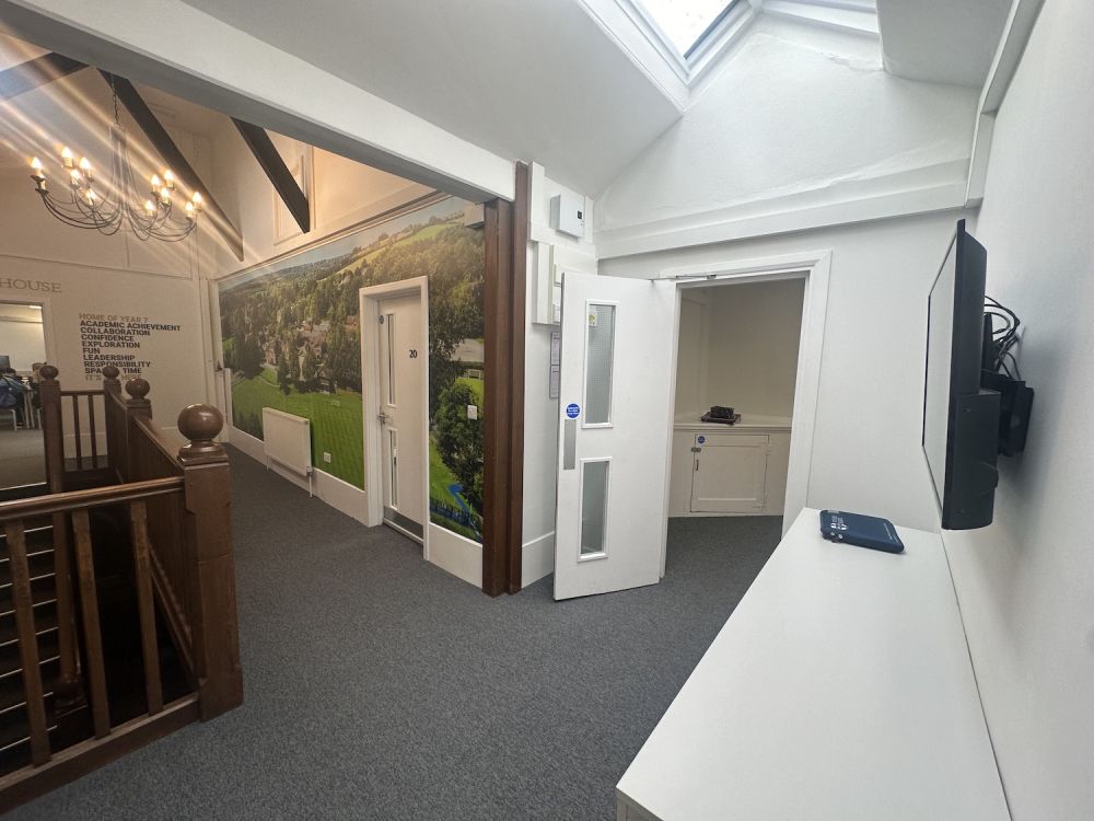 Prep school set in rural village (Hampshire)