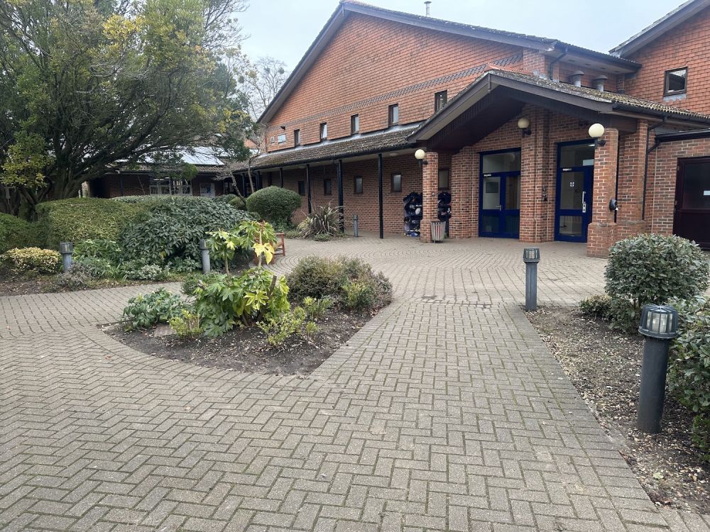 Prep school set in rural village (Hampshire)