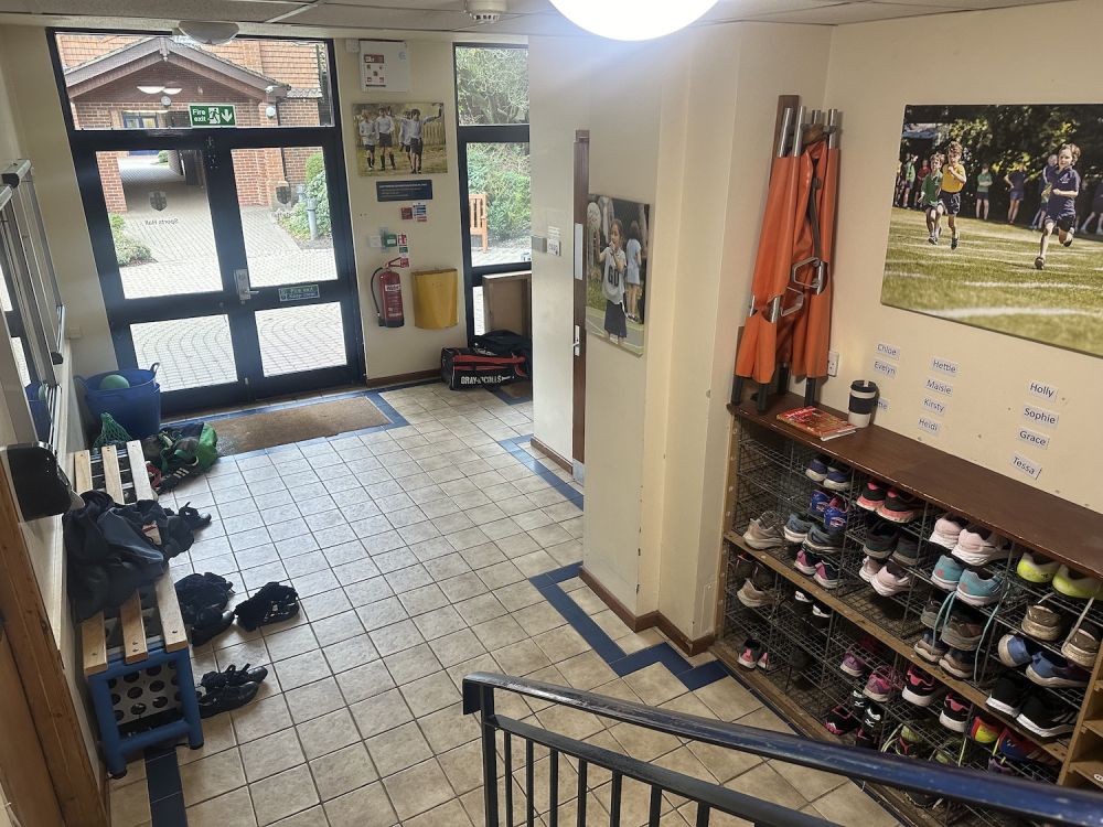 Prep school set in rural village (Hampshire)