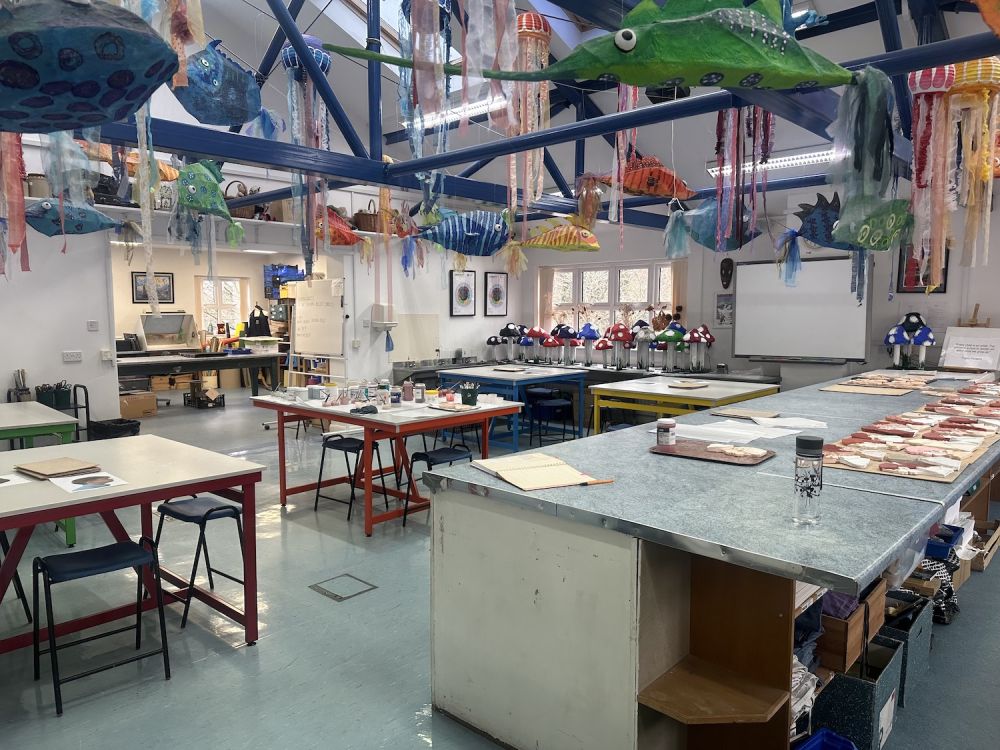 Prep school set in rural village (Hampshire)