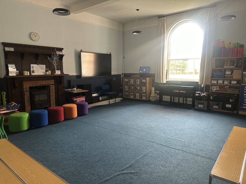 Prep school set in rural village (Hampshire)