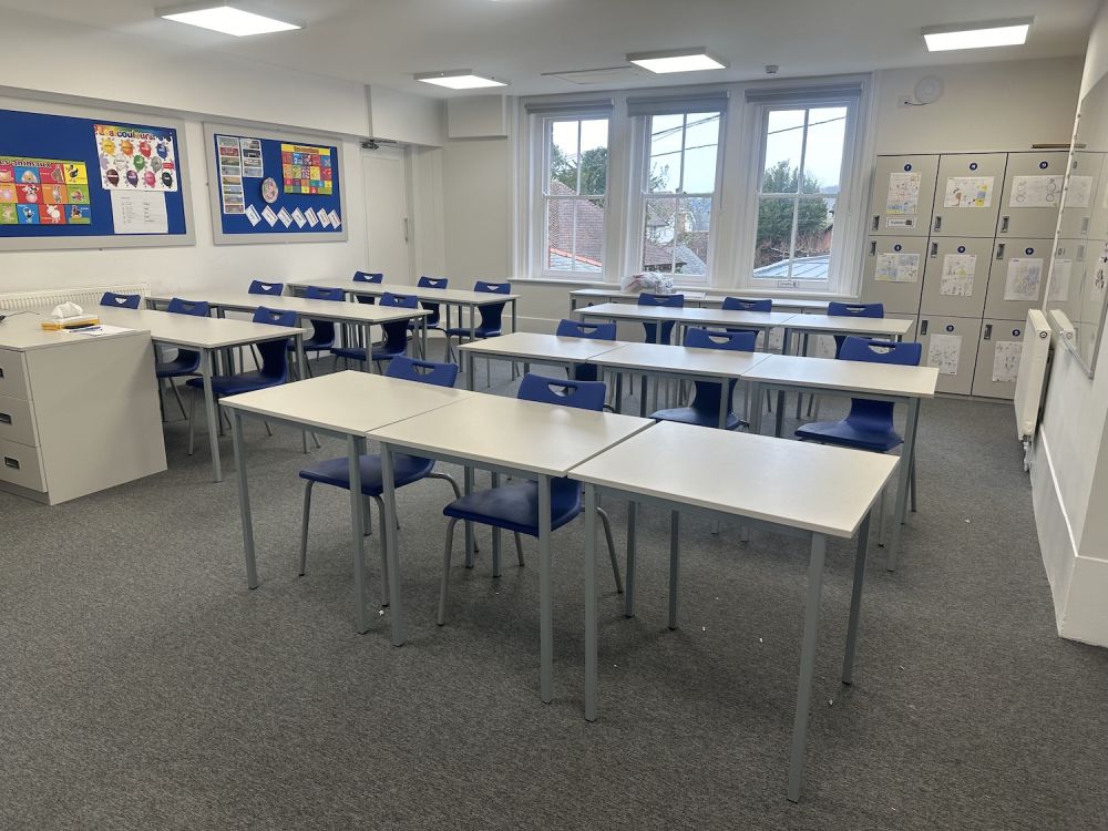 Prep school set in rural village (Hampshire)