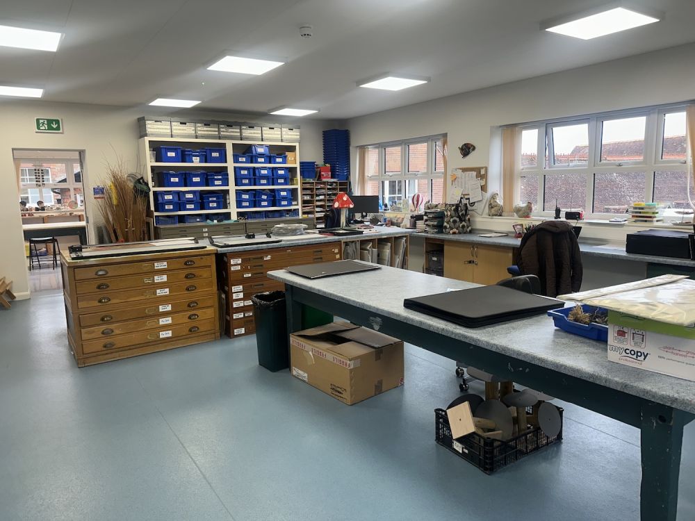 Prep school set in rural village (Hampshire)