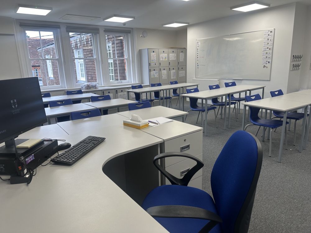 Prep school set in rural village (Hampshire)