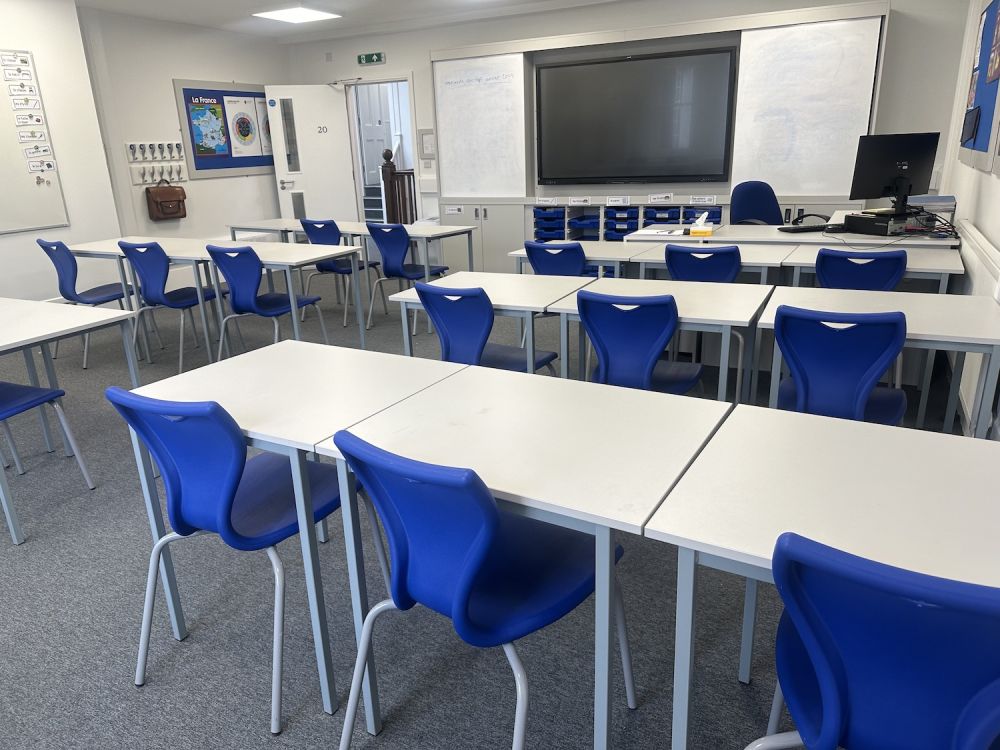 Prep school set in rural village (Hampshire)