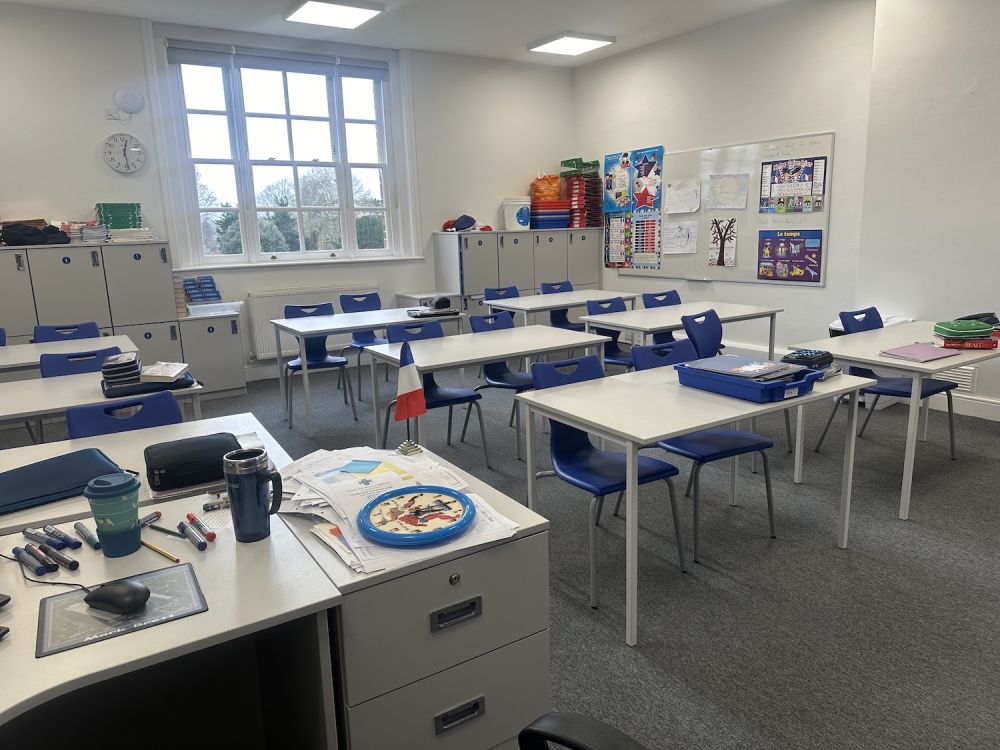 Prep school set in rural village (Hampshire)