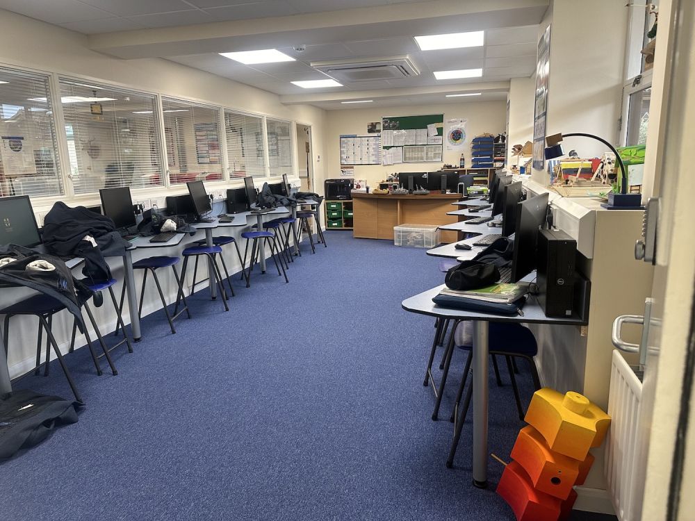 Prep school set in rural village (Hampshire)