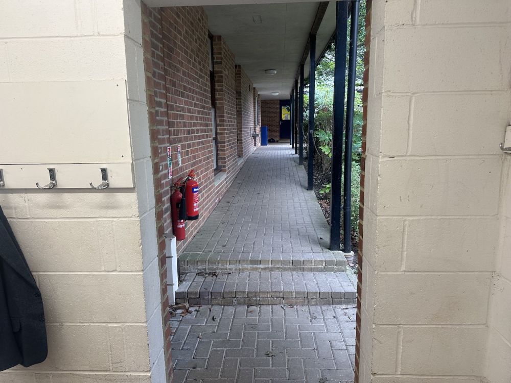 Prep school set in rural village (Hampshire)