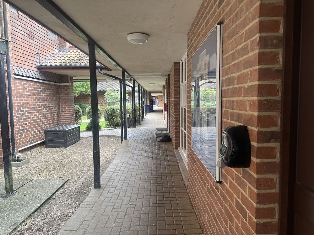 Prep school set in rural village (Hampshire)