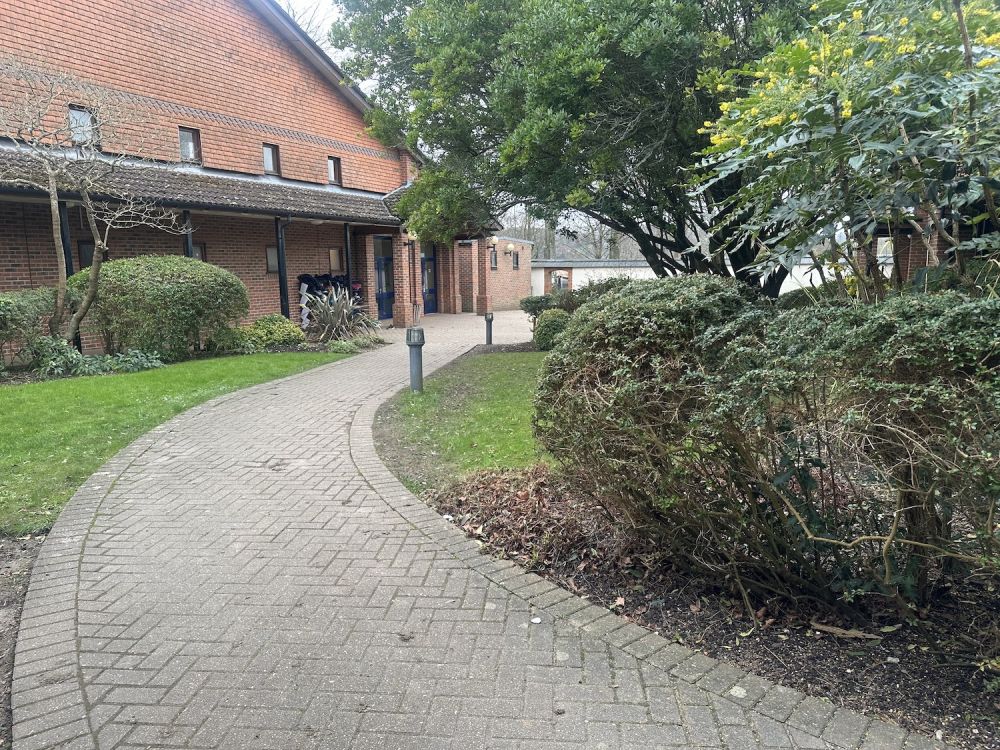 Prep school set in rural village (Hampshire)