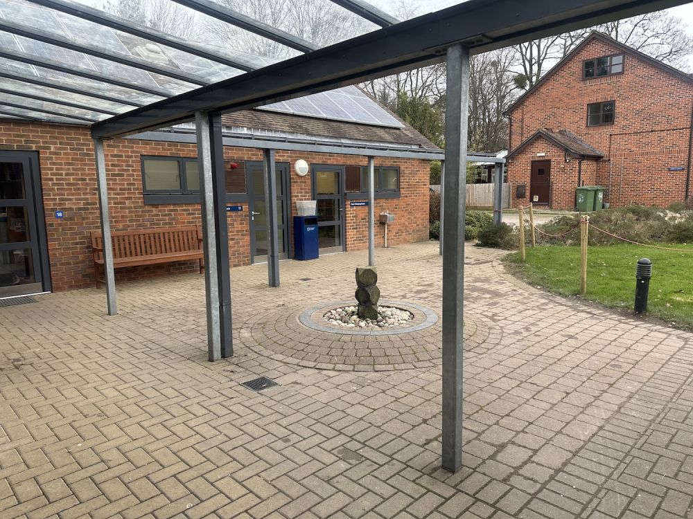 Prep school set in rural village (Hampshire)