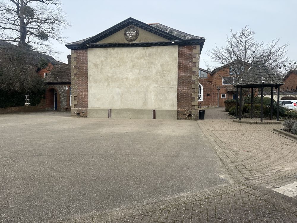 Prep school set in rural village (Hampshire)