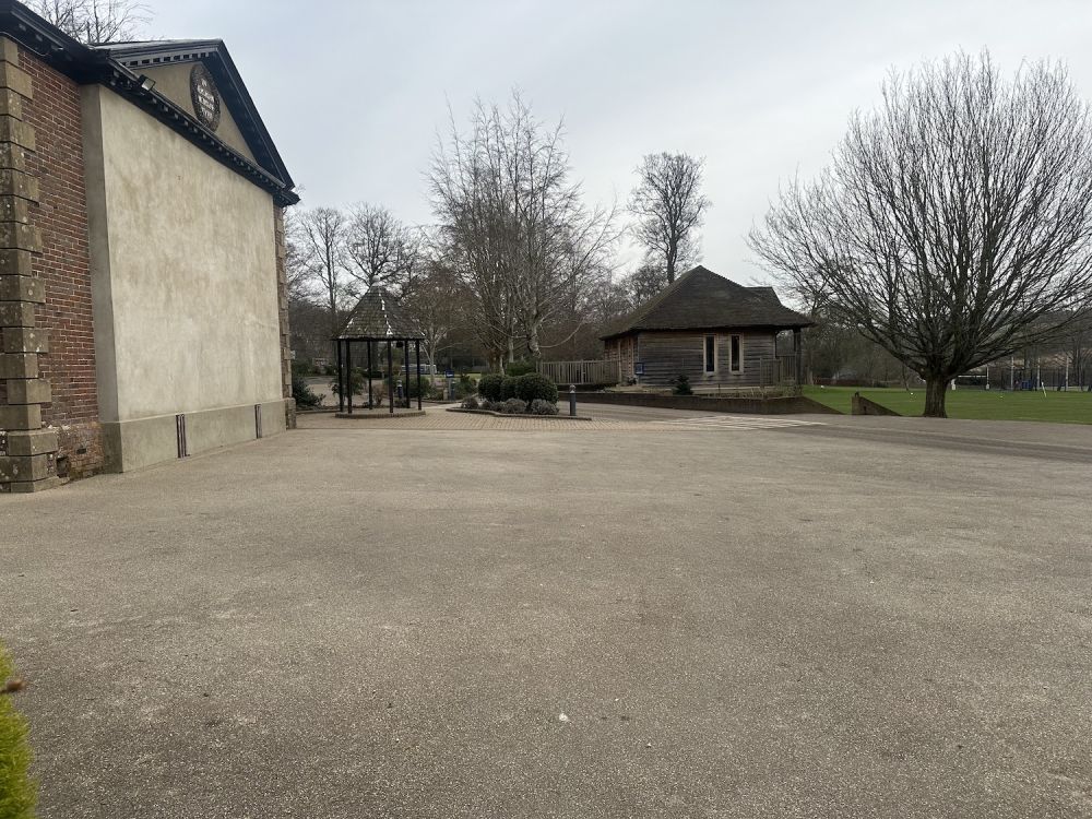 Prep school set in rural village (Hampshire)