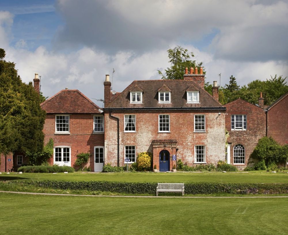 Prep school set in rural village (Hampshire)