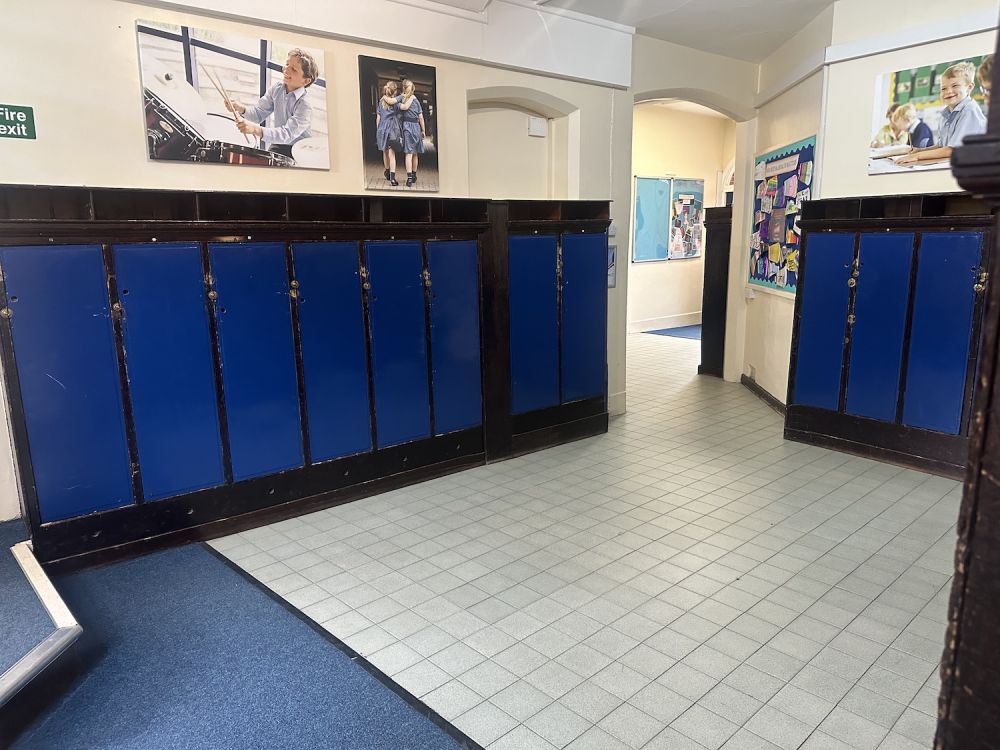 Prep school set in rural village (Hampshire)