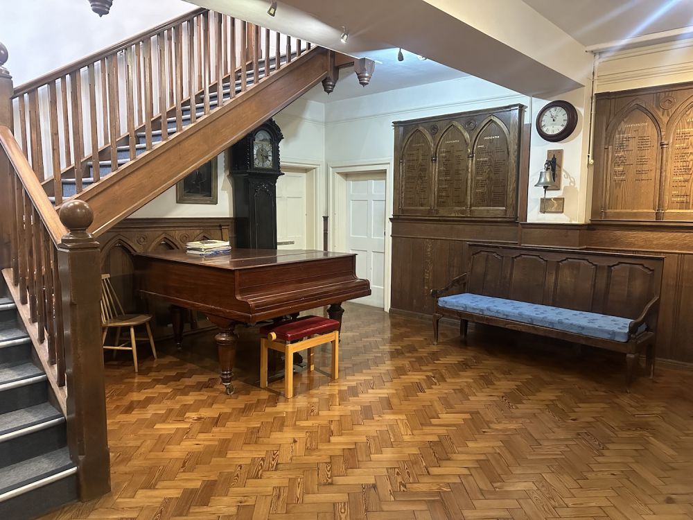 Prep school set in rural village (Hampshire)